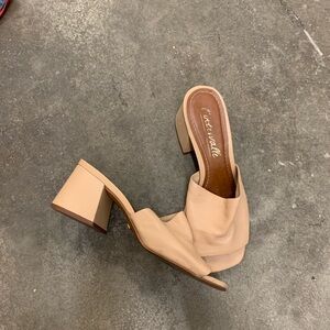 L’intervalle Tan Block Heel Mules